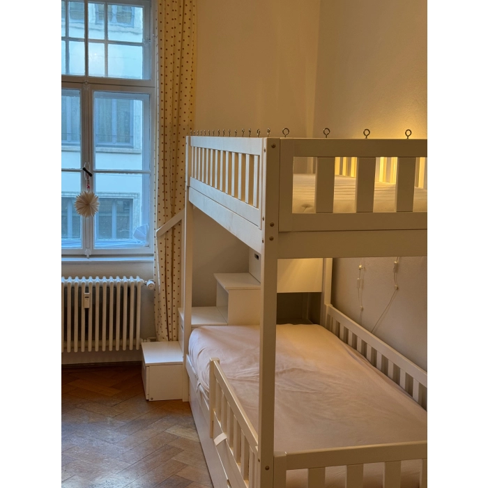 Łóżko piętrowe ze schodami idealne do pokoju chłopca lub dziewczynki